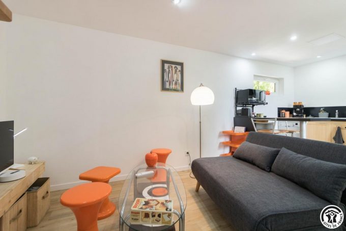 31G101770-2dbbbc550a844c6ea505bbee95b14a82