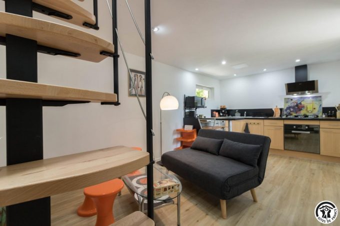 31G101770-f8529cd516504d5abcc78d249cc9c143