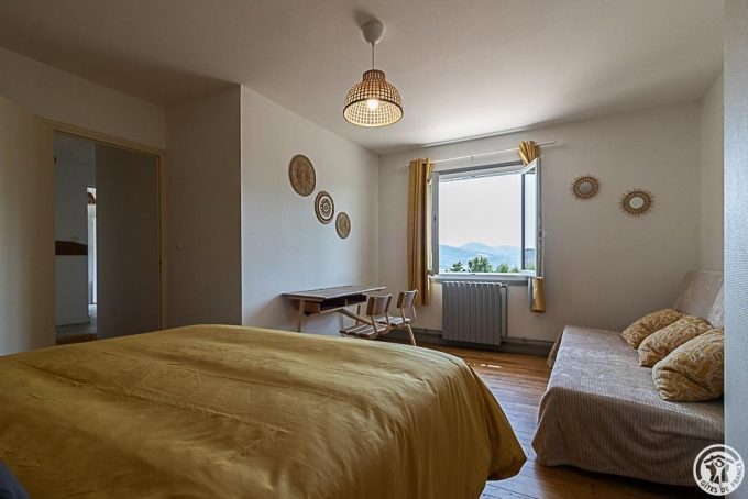 31G101779-a2e259e4ac6c4a76bd9c592766a51f3a