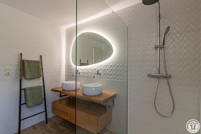 31G101779-f046e89b4c3d475c96901be811a66f3d