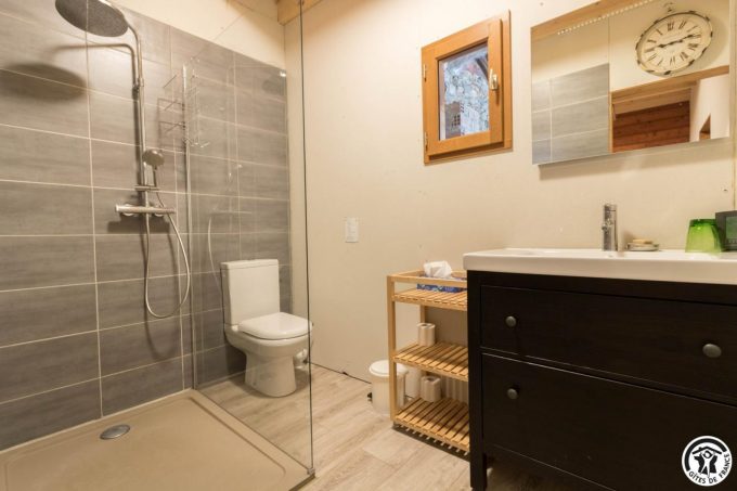 31G101780-4e8a4b418bd9488cbf907b9915d27062