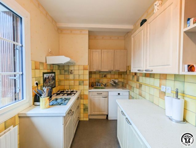 31G145014-1a4c3ae356a2400abdd8122940e51c75