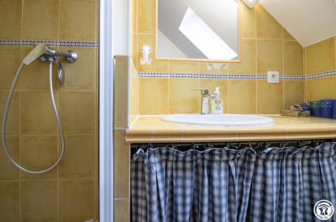 31G300454-f3260bab9de3448693444bdeb677184d