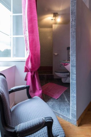 31G301028-18f39aeeaf874bff81806b15c3bc4c6c