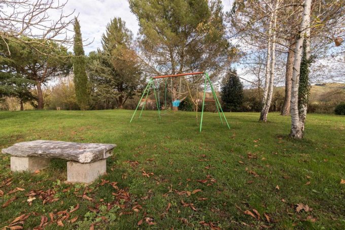 31G301198-8a36f4a51b384f55934a58399540b1c9