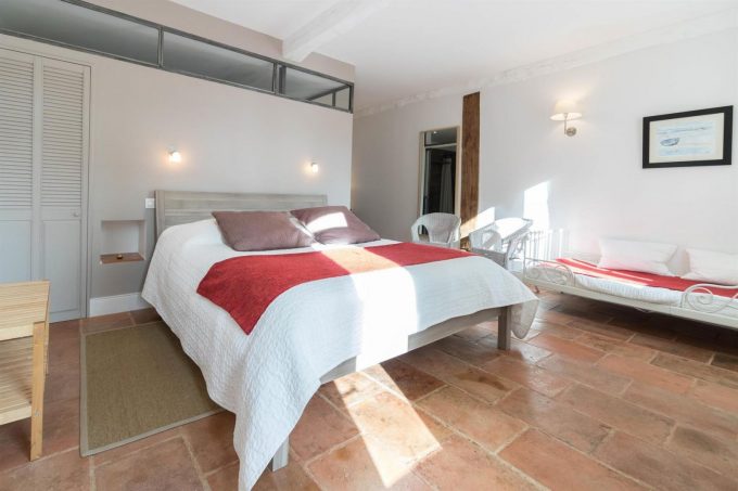 31G301198-97e501ad233b4d2886cc336a3353af18