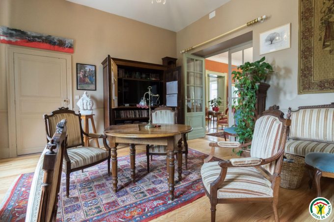 31G301577-dce2198f748848ee8f09d1b20c28b63d