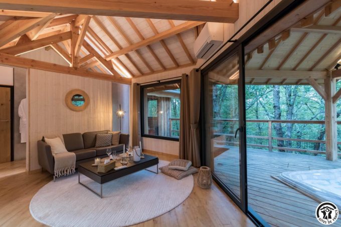 31G301727-338792eab7fc487aa5762a34dd30cb06