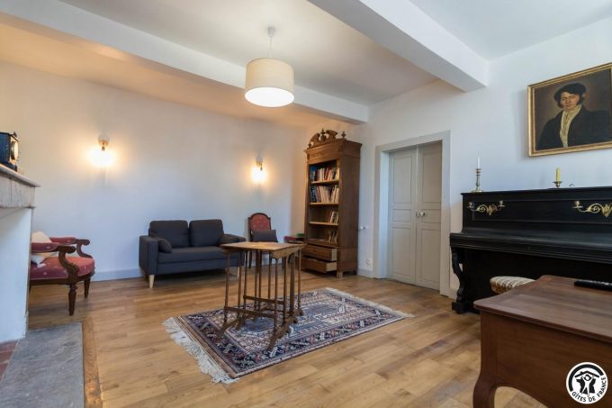 31G301771-1dfd334ebfa84a1e80571fcc0e38b990