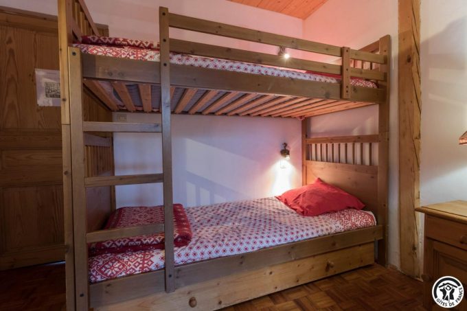 31G400647-757aa07f6333446a94749de1adf7b53d