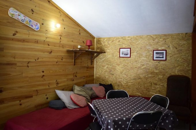 31G400939-c0e05fae24b249f5be0f7d2d4e073373