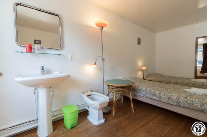 31G400994-a8507a33853d4eddb846db6deb5a3b59