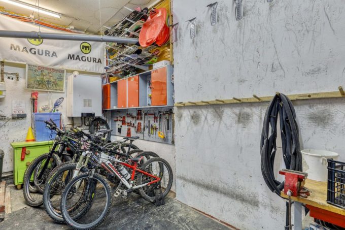 31G400994-c572907b19234acda82e276affae5f7b