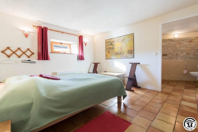 31G401244-7fd79a2f677a429387701d55f99ea98b