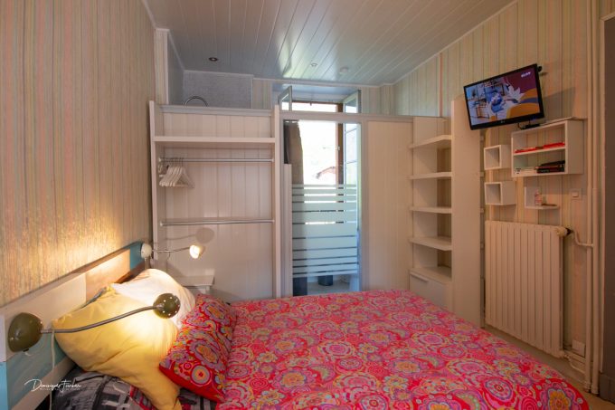 4-Lit-en-vue-salle-eau-2