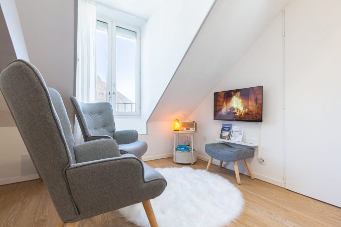 5.detente-ambiance-apaisante-parfaite-cosy-feux-cheminee-luchon-au-perchoir-d-etigny-min