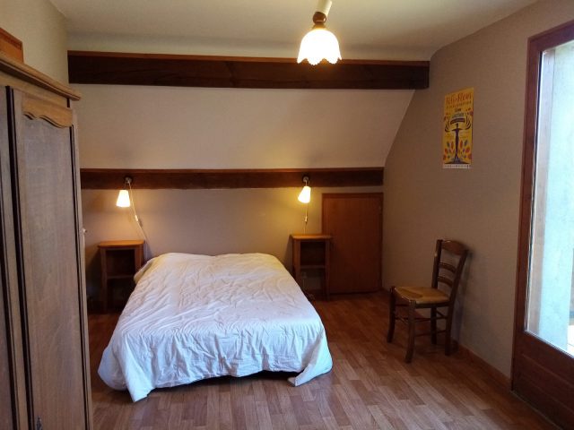 Chambre-1-etage-cote-lit-160-3