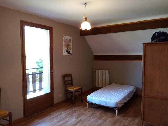 Chambre-1-etage-cote-lit-90