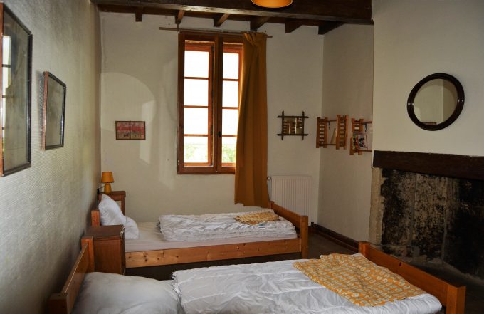Chateau-de-Labroquere-Chambre-jaune–2-lits-Saint-Andre-Comminges-Pyrenees-3