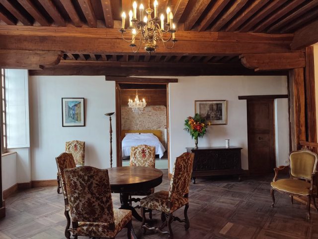 Chateau-de-Labroquere-salon-d-ete-vue-Chambre-du-chevalier-Saint-Andre-CommingesPyrenees