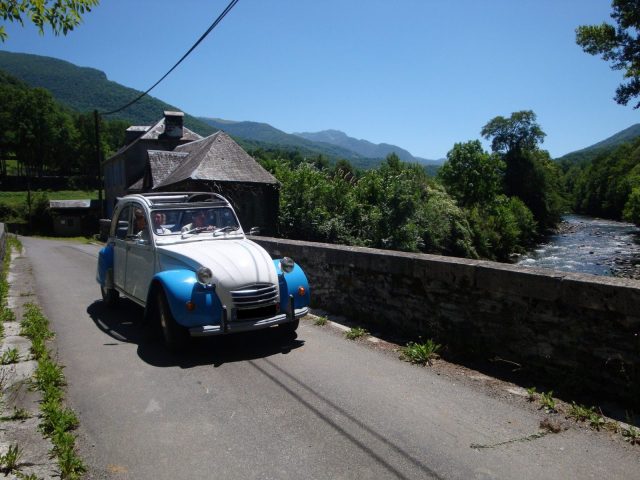 Gite-Chez-Astride–Gensac-de-Boulogne—Location-de-voiture-2-CV-bb-Baro