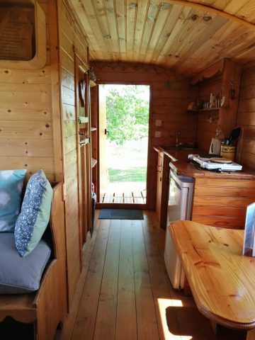 La-Roulotte–interieur—Puymaurin-Comminges-Pyrenees