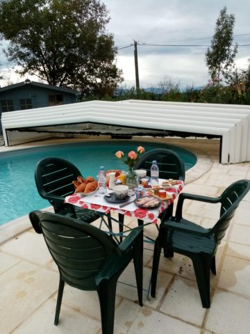 Laroclya-Petit-dej-exterieur