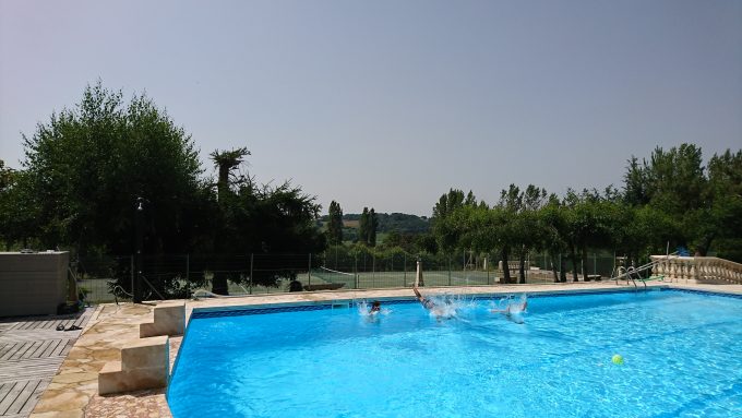 Piscine-et-terrain-de-tennis-Village-Vacances-Lac-St-Georges—Sarrecave