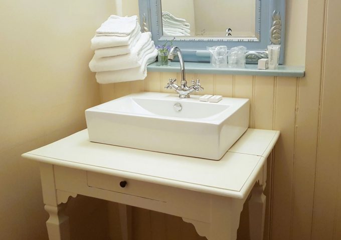 Pyrenees-Passions—Bathroom—Aneto