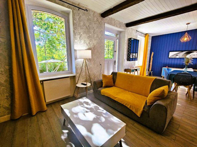 Villa-garona-salon-salle-a-manger-vue-jardin-bambou