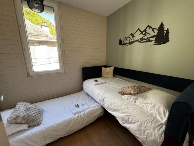 appartement-duplex-climatise-jardin-chambre2-chabot-luchon-pyrenees31