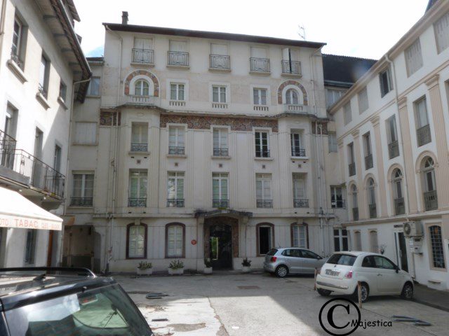 facade-de-la-residence-sur-rue-