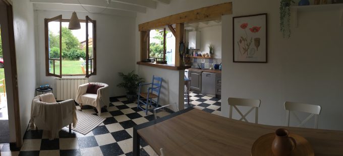 vue-panoramique-de-la-cuisine-et-de-la-salle-a-manger